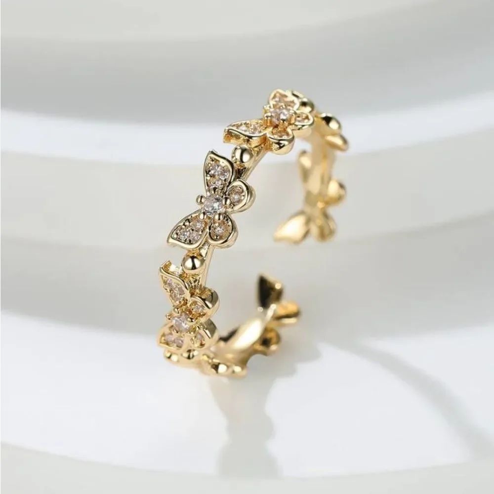 Gold Butterfly Ring Q59